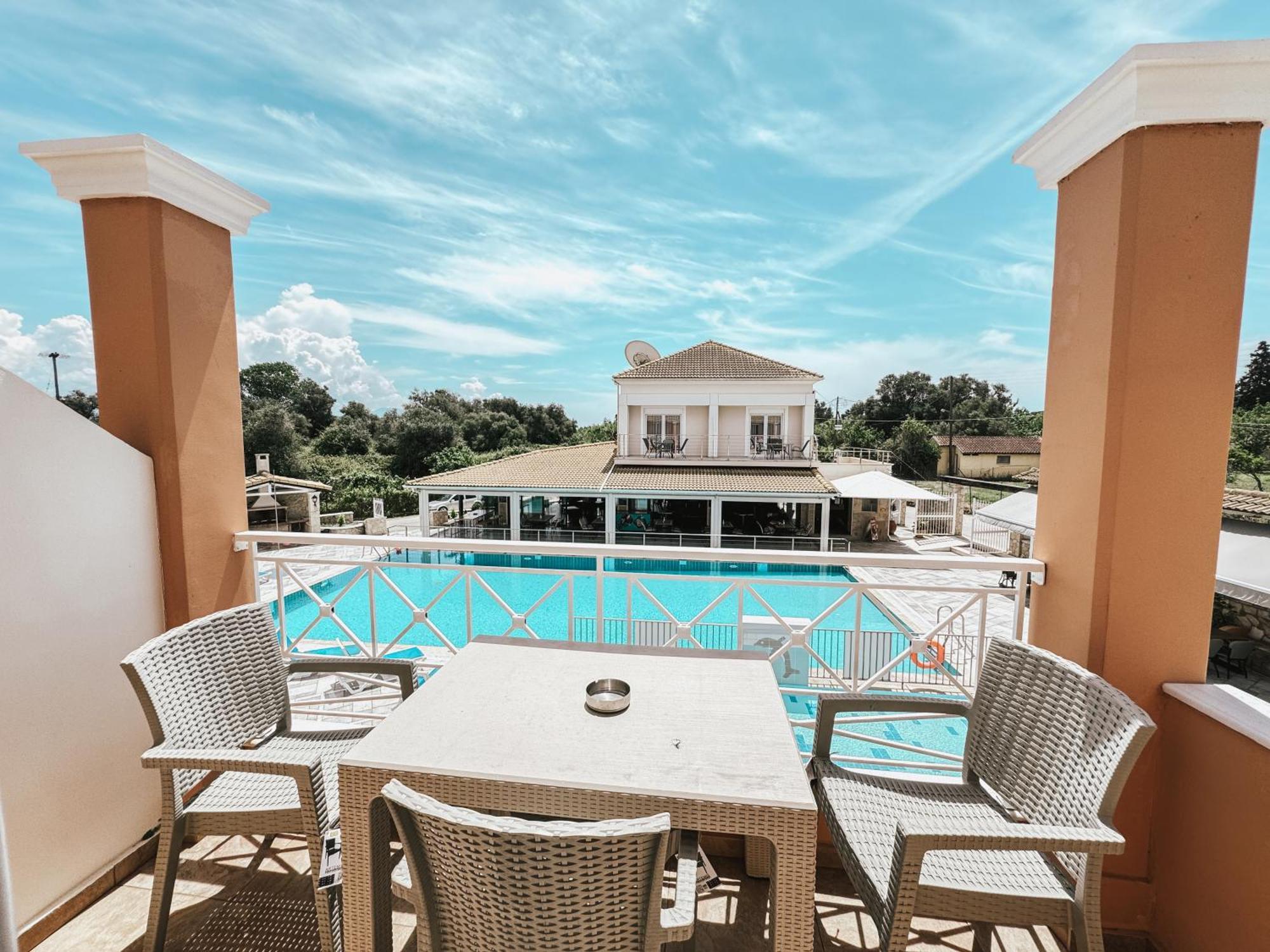 Kavos Plaza Hotel Exterior foto